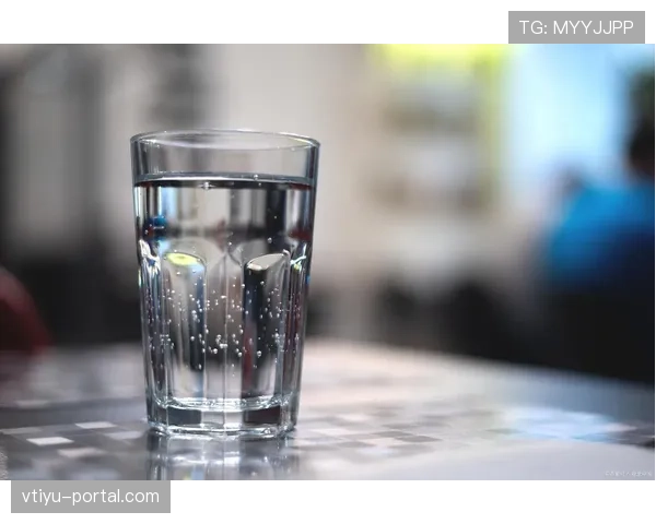翁泓阳训练完直接啃鸡胸肉，这自律程度我连他喝水的杯子都配不上
